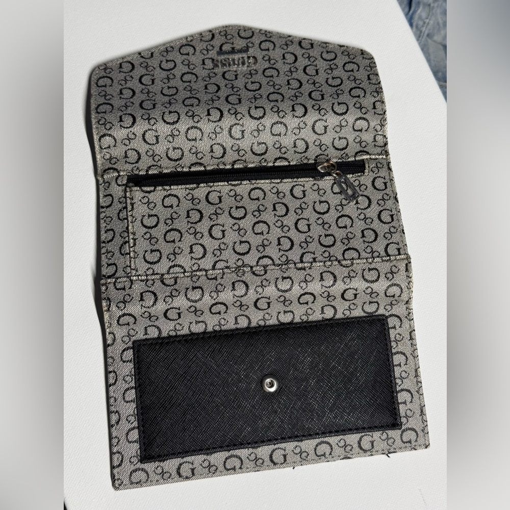 Guess Tri-Fold Signature Print Wallet - Picture 5 of 6